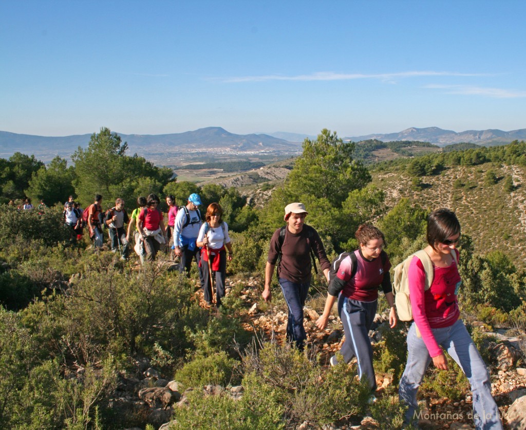 En el centro de la fila, Juanjo y Tere, al fondo en el centro Castalla y la Sierra de l'Arguenya, a la derecha aparece la Sierra d'Onil o del Reconc